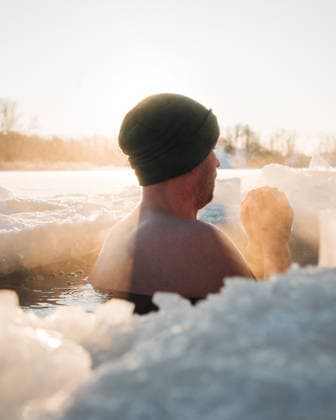 man calmly breathing in frozen water in the Swedish archipelago Norrtälje, Stockholm County, Sweden CR_RABE26022093-1968535-01 ,model released, Symbolfoto