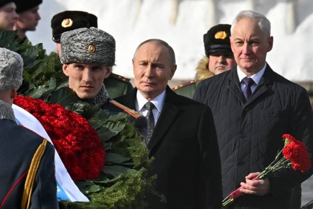 News Themen der Woche KW09 Russia Putin Fatherland Defender Day 9111454 23.02.2026 Russian President Vladimir Putin and Defence Minister Andrei Belousov, right, attend a wreath-laying ceremony marking the Defender of the Fatherland Day at the Tomb of the Unknown Soldier by the Kremlin wall in Moscow, Russia. Yuri Kochetkov Sputnik Moscow Russia  Copyright: xYurixKochetkovx