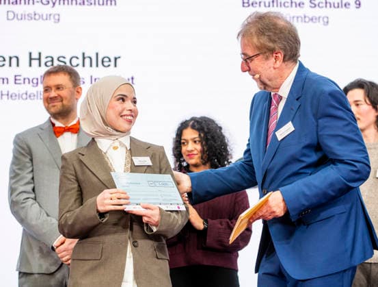 Fatma Kan - Deutscher Lehrkräftepreis 2025 EUR, Deutschland, Berlin, 23.02.2026: Preisträger beste Lehrerin ist Fatma Kan von der Quinoa Schule (integrierte Sekundarschule) Berlin. Preisverleihung des Deutscher Lehrkräftepreis 2025. Zehn Lehrkräfte, drei Schulleitungen und fünf Lehrkräfte-Teams aus zehn Bundesländern werden in dieser Wettbewerbsrunde für ihre herausragenden Leistungen ausgezeichnet:
