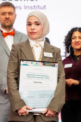 Fatma Kan - Deutscher Lehrkräftepreis 2025 EUR, Deutschland, Berlin, 23.02.2026: Preisträger beste Lehrerin ist Fatma Kan von der Quinoa Schule (integrierte Sekundarschule) Berlin. Preisverleihung des Deutscher Lehrkräftepreis 2025. Zehn Lehrkräfte, drei Schulleitungen und fünf Lehrkräfte-Teams aus zehn Bundesländern werden in dieser Wettbewerbsrunde für ihre herausragenden Leistungen ausgezeichnet: