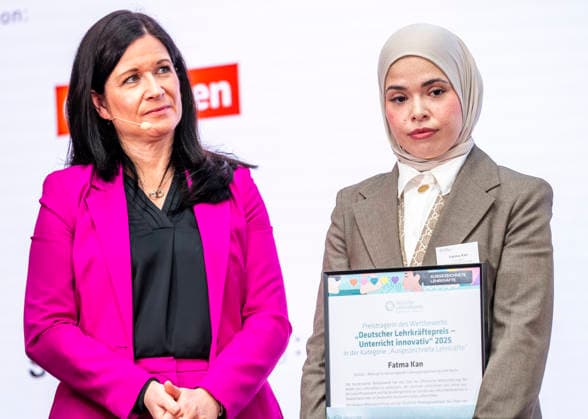 Fatma Kan - Deutscher Lehrkräftepreis 2025 EUR, Deutschland, Berlin, 23.02.2026: Bildungssenatorin Katharina Günther-Wünsch (CDU) Preisträger beste Lehrerin ist Fatma Kan von der Quinoa Schule (integrierte Sekundarschule) Berlin. Preisverleihung des Deutscher Lehrkräftepreis 2025. Zehn Lehrkräfte, drei Schulleitungen und fünf Lehrkräfte-Teams aus zehn Bundesländern werden in dieser Wettbewerbsrunde für ihre herausragenden Leistungen ausgezeichnet: