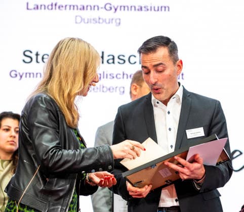 Serhat Gökce - Deutscher Lehrkräftepreis 2025 EUR, Deutschland, Berlin, 23.02.2026: Anna Stolz - Bayrische Staatsministerin für Unterricht und Kultus überreicht Serhat Gökce von der Beruflichen Schule 9 in Nürnberg aus Bayern.einen Preis für Ausgezeichnete Lehrkräfte. Preisverleihung des Deutscher Lehrkräftepreis 2025. Zehn Lehrkräfte, drei Schulleitungen und fünf Lehrkräfte-Teams aus zehn Bundesländern werden in dieser Wettbewerbsrunde für ihre herausragenden Leistungen ausgezeichnet.