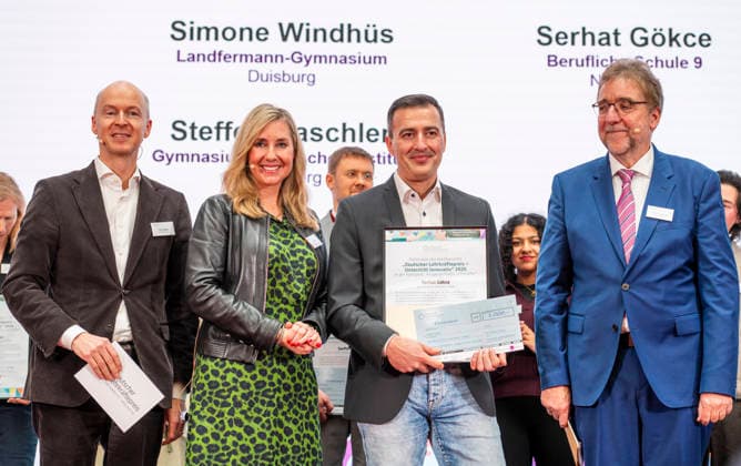 Serhat Gökce - Deutscher Lehrkräftepreis 2025 EUR, Deutschland, Berlin, 23.02.2026: Anna Stolz (mitte links)- Bayrische Staatsministerin für Unterricht und Kultus überreicht Serhat Gökce (mitte rechts)von der Beruflichen Schule 9 in Nürnberg aus Bayern.einen Preis für Ausgezeichnete Lehrkräfte. Preisverleihung des Deutscher Lehrkräftepreis 2025. Zehn Lehrkräfte, drei Schulleitungen und fünf Lehrkräfte-Teams aus zehn Bundesländern werden in dieser Wettbewerbsrunde für ihre herausragenden Leistungen ausgezeichnet.