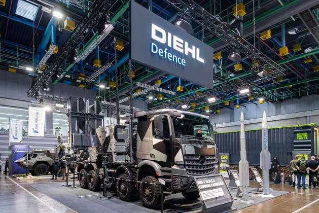 Eröffnungstag der Fachmesse für Sicherheit und Verteidigung Enforce Tac, Nürnberg, 23.02.2026 Am Messestand von Diehl Defence ist das Luftverteidigungssystem IRIS-T SLM auf einem militärischen Lkw von Mercedes-Benz ausgestellt. Mehrere vertikale Startmodule sind auf der Ladefläche installiert. Daneben sind Lenkflugkörpermodelle positioniert. Nürnberg Bayern Deutschland *** Opening day of the Enforce Tac trade fair for security and defense, Nuremberg, 23 02 2026 At the Diehl Defence stand, the IRIS T SLM air defense system is exhibited on a Mercedes Benz military truck Several vertical launch modules are installed on the loading area In addition, guided missile models are positioned Nuremberg Bavaria Germany 20260223-286A9064-M4000