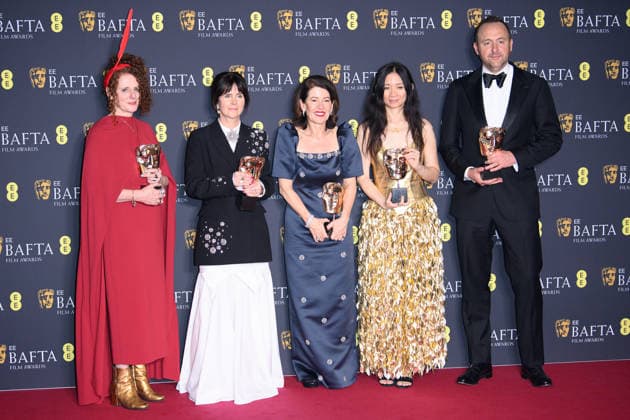 EE BAFTA Film Awards 2026 Winners - Royal Festival Hall, Southbank, London (L-R) - Maggie O Farrell, Liza Marshall, Dame Pippa Harris, Chloà Zhao and Nicolas Gonda poses with their BAFTA for Outstanding British Film for the film Hamnet in the Winners Room at the EE BAFTA Film Awards 2026 at Royal Festival Hall, Southbank in London, England, UK on Sunday 22 February, 2026., Credit:Justin Ng Avalon UK, England, London, Royal Festival Hall, Southbank Copyright: xJustinxNgx xAvalonx 1077638579