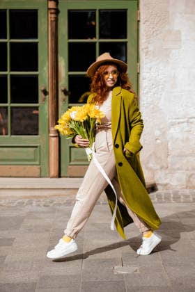 IMAGO Creative, Ostern, Bräuche, Osterspaziergang #2 Curly Woman with Spring Tulips Lviv, Lviv Oblast, Ukraine R_JUCE260219-1969543-01 ,model released, Symbolfoto