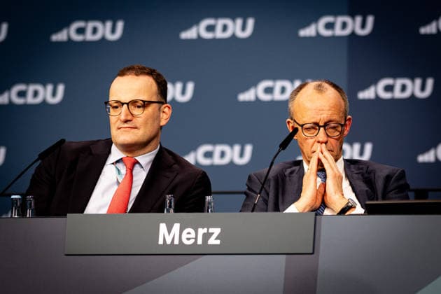 20.02.2026, Jens Spahn (links) und Friedrich Merz (rechts). 20.02.2026, Der Fraktionsvorsitzende von CDU CSU und der Bundeskanzler während des Parteitags. Der 38. Parteitag der CDU Deutschlands findet am 20. und 21. Februar 2026 in der Messe Stuttgart statt. Auf der Tagesordnung steht mit der Wahl des Bundesvorstands die personelle Ausrichtung der Union. Ebenso die inhaltliche Positionierung der Christdemokraten. Stuttgart Baden-Württemberg Deutschland *** 20 02 2026, Jens Spahn on the left and Friedrich Merz on the right 20 02 2026, The CDU CSU parliamentary group leader and the Federal Chancellor during the party conference The 38 party conference of the CDU Germany will take place on February 20 and 21, 2026 at Messe Stuttgart The age