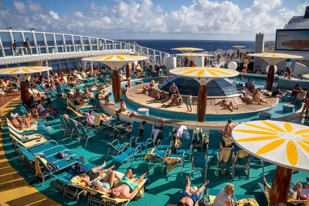 Auf hoher See: Erholung an Deck. - Passagiere eines Kreuzfahrtschiffes (AIDAblu) genießen auf dem Sonnendeck die Reise durch die Karibik. St. John s Antigua und Barbuda *** Relaxing on deck on the high seas Passengers on an AIDAblu cruise ship enjoy the voyage through the Caribbean St John s Antigua and Barbuda on the sun deck