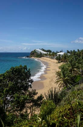 Antigua. Strand und Wellen. - Wellen haben ein Muster an einem Strandabschnitt an der Südküste der Karibikinsel Antigua gezeichnet. Am Ende der langgestreckten Bucht liegt das Luxusresort Curtain Bluff. Der Tourismus gehört zu den wichtigsten Einnahmequellen des kleinen Inselstaates Antigua und Barbuda. St. John s Antigua und Barbuda *** Antigua beach and waves Waves have carved a pattern on a stretch of beach on the south coast of the Caribbean island of Antigua At the end of the elongated bay lies the luxury resort of Curtain Bluff Tourism is one of the most important sources of income for the small island nation of Antigua and Barbuda St Johns Antigua and Barbuda