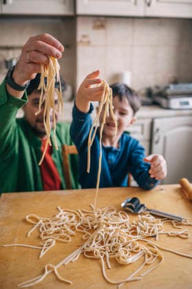 Parent and child making homemade noodles together in the kitchen model released, Symbolfoto property released, ANAF05548