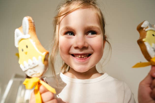 Smiling child holding Easter bunny and chick cookies indoors model released, Symbolfoto property released, IGEF00664