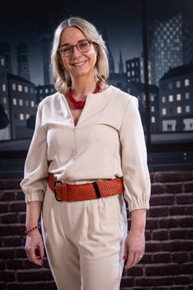 Start des neuen Comedy Nachrichtenformats Fun Facts News im Netz Anette Dowideit, Wirtschaftsjournalistin und Reporterin im Investigativteam für die Zeitung Welt Weltpremiere FunFacts im Delphi Filmpalast in Berlin Start des neuen Comedy Nachrichtenformats Fun Facts News im Netz witzig, wichtig, richtig. Mit Fun Facts startet Anfang März ein neues unabhängiges Nachrichtenformat, das aktuelle Themen mit Humor, Haltung und Hoffnung, verständlich und unterhaltsam für die sozialen Medien und als Podcast aufbereitet. Produziert wird Fun Facts unabhängig. Recherche und journalistische Einordnung erfolgen in Kooperation mit Correctiv. Copyright: xEventpressxFuhrx