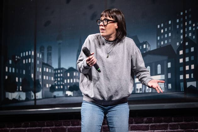 Start des neuen Comedy Nachrichtenformats Fun Facts News im Netz Eva Karl Faltermeier auf der Bühne Weltpremiere FunFacts im Delphi Filmpalast in Berlin Start des neuen Comedy Nachrichtenformats Fun Facts News im Netz witzig, wichtig, richtig. Mit Fun Facts startet Anfang März ein neues unabhängiges Nachrichtenformat, das aktuelle Themen mit Humor, Haltung und Hoffnung, verständlich und unterhaltsam für die sozialen Medien und als Podcast aufbereitet. Produziert wird Fun Facts unabhängig. Recherche und journalistische Einordnung erfolgen in Kooperation mit Correctiv. Copyright: xEventpressxFuhrx