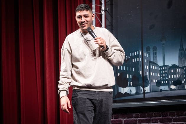 Start des neuen Comedy Nachrichtenformats Fun Facts News im Netz Abdul Kader Chahin auf der Bühne Weltpremiere FunFacts im Delphi Filmpalast in Berlin Start des neuen Comedy Nachrichtenformats Fun Facts News im Netz witzig, wichtig, richtig. Mit Fun Facts startet Anfang März ein neues unabhängiges Nachrichtenformat, das aktuelle Themen mit Humor, Haltung und Hoffnung, verständlich und unterhaltsam für die sozialen Medien und als Podcast aufbereitet. Produziert wird Fun Facts unabhängig. Recherche und journalistische Einordnung erfolgen in Kooperation mit Correctiv. Copyright: xEventpressxFuhrx