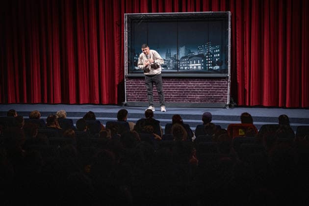 Start des neuen Comedy Nachrichtenformats Fun Facts News im Netz Abdul Kader Chahin auf der Bühne Weltpremiere FunFacts im Delphi Filmpalast in Berlin Start des neuen Comedy Nachrichtenformats Fun Facts News im Netz witzig, wichtig, richtig. Mit Fun Facts startet Anfang März ein neues unabhängiges Nachrichtenformat, das aktuelle Themen mit Humor, Haltung und Hoffnung, verständlich und unterhaltsam für die sozialen Medien und als Podcast aufbereitet. Produziert wird Fun Facts unabhängig. Recherche und journalistische Einordnung erfolgen in Kooperation mit Correctiv. Copyright: xEventpressxFuhrx