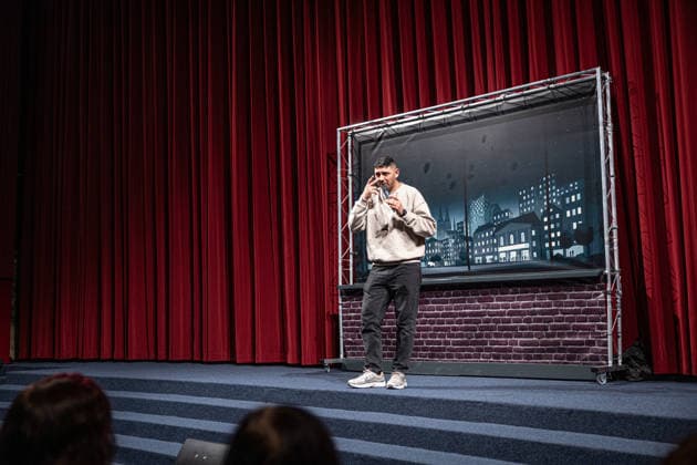 Start des neuen Comedy Nachrichtenformats Fun Facts News im Netz Abdul Kader Chahin auf der Bühne Weltpremiere FunFacts im Delphi Filmpalast in Berlin Start des neuen Comedy Nachrichtenformats Fun Facts News im Netz witzig, wichtig, richtig. Mit Fun Facts startet Anfang März ein neues unabhängiges Nachrichtenformat, das aktuelle Themen mit Humor, Haltung und Hoffnung, verständlich und unterhaltsam für die sozialen Medien und als Podcast aufbereitet. Produziert wird Fun Facts unabhängig. Recherche und journalistische Einordnung erfolgen in Kooperation mit Correctiv. Copyright: xEventpressxFuhrx