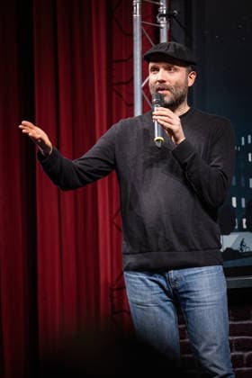 Start des neuen Comedy Nachrichtenformats Fun Facts News im Netz Marc-Uwe Kling auf der Bühne Weltpremiere FunFacts im Delphi Filmpalast in Berlin Start des neuen Comedy Nachrichtenformats Fun Facts News im Netz witzig, wichtig, richtig. Mit Fun Facts startet Anfang März ein neues unabhängiges Nachrichtenformat, das aktuelle Themen mit Humor, Haltung und Hoffnung, verständlich und unterhaltsam für die sozialen Medien und als Podcast aufbereitet. Produziert wird Fun Facts unabhängig. Recherche und journalistische Einordnung erfolgen in Kooperation mit Correctiv. Copyright: xEventpressxFuhrx