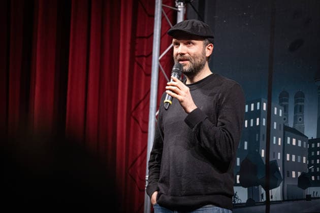 Start des neuen Comedy Nachrichtenformats Fun Facts News im Netz Marc-Uwe Kling auf der Bühne Weltpremiere FunFacts im Delphi Filmpalast in Berlin Start des neuen Comedy Nachrichtenformats Fun Facts News im Netz witzig, wichtig, richtig. Mit Fun Facts startet Anfang März ein neues unabhängiges Nachrichtenformat, das aktuelle Themen mit Humor, Haltung und Hoffnung, verständlich und unterhaltsam für die sozialen Medien und als Podcast aufbereitet. Produziert wird Fun Facts unabhängig. Recherche und journalistische Einordnung erfolgen in Kooperation mit Correctiv. Copyright: xEventpressxFuhrx