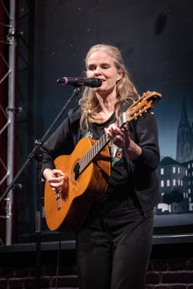 Start des neuen Comedy Nachrichtenformats Fun Facts News im Netz Dota Kehr auf der Bühne Weltpremiere FunFacts im Delphi Filmpalast in Berlin Start des neuen Comedy Nachrichtenformats Fun Facts News im Netz witzig, wichtig, richtig. Mit Fun Facts startet Anfang März ein neues unabhängiges Nachrichtenformat, das aktuelle Themen mit Humor, Haltung und Hoffnung, verständlich und unterhaltsam für die sozialen Medien und als Podcast aufbereitet. Produziert wird Fun Facts unabhängig. Recherche und journalistische Einordnung erfolgen in Kooperation mit Correctiv. Copyright: xEventpressxFuhrx