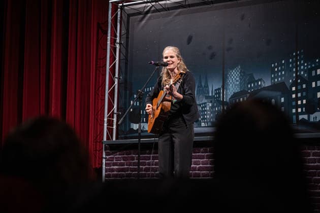 Start des neuen Comedy Nachrichtenformats Fun Facts News im Netz Dota Kehr auf der Bühne Weltpremiere FunFacts im Delphi Filmpalast in Berlin Start des neuen Comedy Nachrichtenformats Fun Facts News im Netz witzig, wichtig, richtig. Mit Fun Facts startet Anfang März ein neues unabhängiges Nachrichtenformat, das aktuelle Themen mit Humor, Haltung und Hoffnung, verständlich und unterhaltsam für die sozialen Medien und als Podcast aufbereitet. Produziert wird Fun Facts unabhängig. Recherche und journalistische Einordnung erfolgen in Kooperation mit Correctiv. Copyright: xEventpressxFuhrx