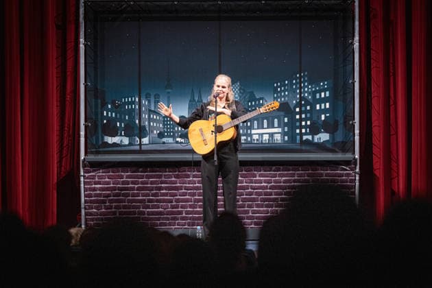 Start des neuen Comedy Nachrichtenformats Fun Facts News im Netz Dota Kehr auf der Bühne Weltpremiere FunFacts im Delphi Filmpalast in Berlin Start des neuen Comedy Nachrichtenformats Fun Facts News im Netz witzig, wichtig, richtig. Mit Fun Facts startet Anfang März ein neues unabhängiges Nachrichtenformat, das aktuelle Themen mit Humor, Haltung und Hoffnung, verständlich und unterhaltsam für die sozialen Medien und als Podcast aufbereitet. Produziert wird Fun Facts unabhängig. Recherche und journalistische Einordnung erfolgen in Kooperation mit Correctiv. Copyright: xEventpressxFuhrx