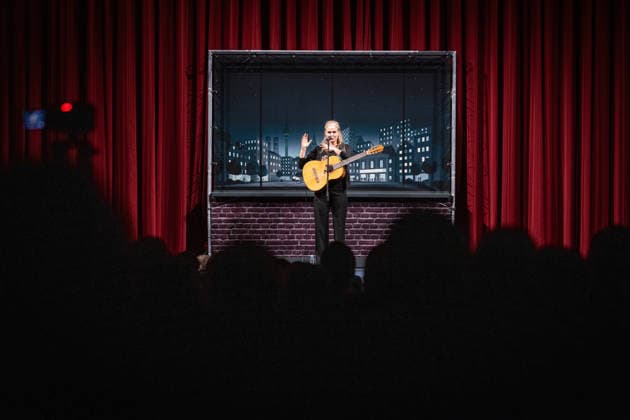 Start des neuen Comedy Nachrichtenformats Fun Facts News im Netz Dota Kehr auf der Bühne Weltpremiere FunFacts im Delphi Filmpalast in Berlin Start des neuen Comedy Nachrichtenformats Fun Facts News im Netz witzig, wichtig, richtig. Mit Fun Facts startet Anfang März ein neues unabhängiges Nachrichtenformat, das aktuelle Themen mit Humor, Haltung und Hoffnung, verständlich und unterhaltsam für die sozialen Medien und als Podcast aufbereitet. Produziert wird Fun Facts unabhängig. Recherche und journalistische Einordnung erfolgen in Kooperation mit Correctiv. Copyright: xEventpressxFuhrx