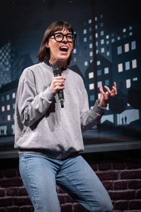 Start des neuen Comedy Nachrichtenformats Fun Facts News im Netz Eva Karl Faltermeier auf der Bühne Weltpremiere FunFacts im Delphi Filmpalast in Berlin Start des neuen Comedy Nachrichtenformats Fun Facts News im Netz witzig, wichtig, richtig. Mit Fun Facts startet Anfang März ein neues unabhängiges Nachrichtenformat, das aktuelle Themen mit Humor, Haltung und Hoffnung, verständlich und unterhaltsam für die sozialen Medien und als Podcast aufbereitet. Produziert wird Fun Facts unabhängig. Recherche und journalistische Einordnung erfolgen in Kooperation mit Correctiv. Copyright: xEventpressxFuhrx