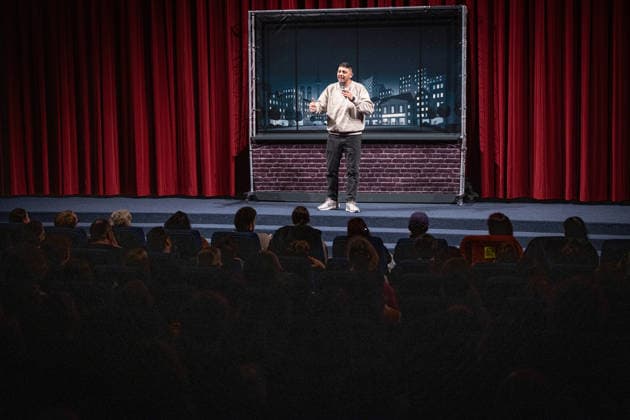 Start des neuen Comedy Nachrichtenformats Fun Facts News im Netz Abdul Kader Chahin auf der Bühne Weltpremiere FunFacts im Delphi Filmpalast in Berlin Start des neuen Comedy Nachrichtenformats Fun Facts News im Netz witzig, wichtig, richtig. Mit Fun Facts startet Anfang März ein neues unabhängiges Nachrichtenformat, das aktuelle Themen mit Humor, Haltung und Hoffnung, verständlich und unterhaltsam für die sozialen Medien und als Podcast aufbereitet. Produziert wird Fun Facts unabhängig. Recherche und journalistische Einordnung erfolgen in Kooperation mit Correctiv. Copyright: xEventpressxFuhrx
