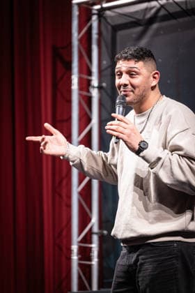 Start des neuen Comedy Nachrichtenformats Fun Facts News im Netz Abdul Kader Chahin auf der Bühne Weltpremiere FunFacts im Delphi Filmpalast in Berlin Start des neuen Comedy Nachrichtenformats Fun Facts News im Netz witzig, wichtig, richtig. Mit Fun Facts startet Anfang März ein neues unabhängiges Nachrichtenformat, das aktuelle Themen mit Humor, Haltung und Hoffnung, verständlich und unterhaltsam für die sozialen Medien und als Podcast aufbereitet. Produziert wird Fun Facts unabhängig. Recherche und journalistische Einordnung erfolgen in Kooperation mit Correctiv. Copyright: xEventpressxFuhrx