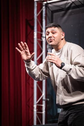 Start des neuen Comedy Nachrichtenformats Fun Facts News im Netz Abdul Kader Chahin auf der Bühne Weltpremiere FunFacts im Delphi Filmpalast in Berlin Start des neuen Comedy Nachrichtenformats Fun Facts News im Netz witzig, wichtig, richtig. Mit Fun Facts startet Anfang März ein neues unabhängiges Nachrichtenformat, das aktuelle Themen mit Humor, Haltung und Hoffnung, verständlich und unterhaltsam für die sozialen Medien und als Podcast aufbereitet. Produziert wird Fun Facts unabhängig. Recherche und journalistische Einordnung erfolgen in Kooperation mit Correctiv. Copyright: xEventpressxFuhrx