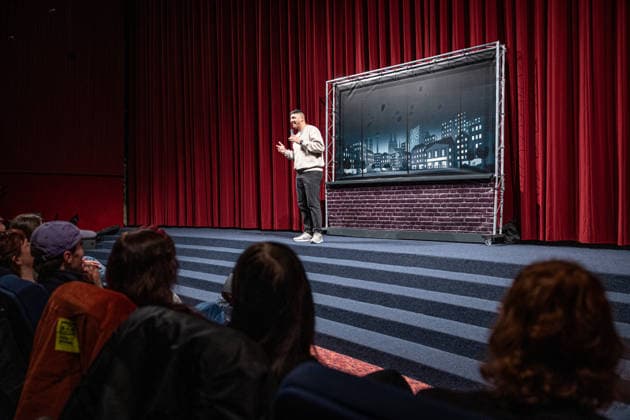 Start des neuen Comedy Nachrichtenformats Fun Facts News im Netz Abdul Kader Chahin auf der Bühne Weltpremiere FunFacts im Delphi Filmpalast in Berlin Start des neuen Comedy Nachrichtenformats Fun Facts News im Netz witzig, wichtig, richtig. Mit Fun Facts startet Anfang März ein neues unabhängiges Nachrichtenformat, das aktuelle Themen mit Humor, Haltung und Hoffnung, verständlich und unterhaltsam für die sozialen Medien und als Podcast aufbereitet. Produziert wird Fun Facts unabhängig. Recherche und journalistische Einordnung erfolgen in Kooperation mit Correctiv. Copyright: xEventpressxFuhrx