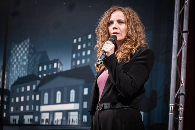 Start des neuen Comedy Nachrichtenformats Fun Facts News im Netz Sarah Bosetti auf der Bühne Weltpremiere FunFacts im Delphi Filmpalast in Berlin Start des neuen Comedy Nachrichtenformats Fun Facts News im Netz witzig, wichtig, richtig. Mit Fun Facts startet Anfang März ein neues unabhängiges Nachrichtenformat, das aktuelle Themen mit Humor, Haltung und Hoffnung, verständlich und unterhaltsam für die sozialen Medien und als Podcast aufbereitet. Produziert wird Fun Facts unabhängig. Recherche und journalistische Einordnung erfolgen in Kooperation mit Correctiv. Copyright: xEventpressxFuhrx