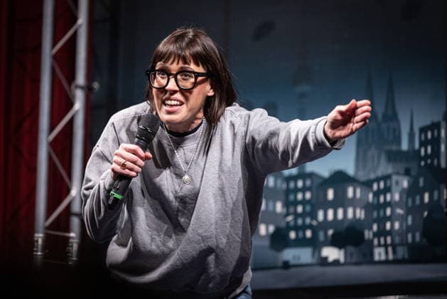 Start des neuen Comedy Nachrichtenformats Fun Facts News im Netz Eva Karl Faltermeier auf der Bühne Weltpremiere FunFacts im Delphi Filmpalast in Berlin Start des neuen Comedy Nachrichtenformats Fun Facts News im Netz witzig, wichtig, richtig. Mit Fun Facts startet Anfang März ein neues unabhängiges Nachrichtenformat, das aktuelle Themen mit Humor, Haltung und Hoffnung, verständlich und unterhaltsam für die sozialen Medien und als Podcast aufbereitet. Produziert wird Fun Facts unabhängig. Recherche und journalistische Einordnung erfolgen in Kooperation mit Correctiv. *** Launch of the new comedy news format Fun Facts News im Netz Eva Karl Faltermeier on stage World premiere FunFacts at the Delphi Filmpal Copyright: xEventpressxFuhrx