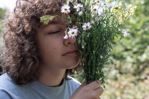 IMAGO Creative, Ostern, Bräuche, Osterspaziergang #2 Girs smelling wild flowers and fresh air during forest walk model released, Symbolfoto, Mainz RLP Germany ALPF00022