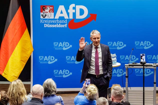 News Themen der Woche KW09 23.02.2026. Düsseldorf. Demonstration im Düsseldorfer Stadtteil Garath gegen den Auftritt von Björn Höcke auf Einladung des AfD-Kreisverbandes. Hier: Björn Höcke hält Rede vor Publikum. Düsseldorf Kulturhaus Süd Nordrhein-Westfalen Deutschland *** 23 02 2026 Düsseldorf Demonstration in the Düsseldorf district of Garath against the appearance of Björn Höcke at the invitation of the AfD district association Here Björn Höcke gives a speech in front of an audience Düsseldorf Kulturhaus Süd North Rhine-Westphalia Germany