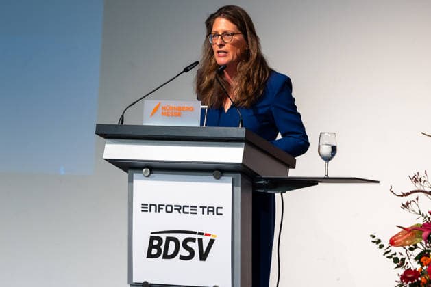 Eröffnungstag der Fachmesse für Sicherheit und Verteidigung Enforce Tac, Nürnberg, 23.02.2026 Susanne Wiegand, ehemalige Vorstandsvorsitzende der RENK Group AG und frühere CEO von thyssenkrupp Marine Systems, hält die Keynote zur Eröffnung der Enforce Tac auf dem Gelände der NürnbergMesse. Die Managerin ist Mitglied des Aufsichtsrats der Volkswagen AG und spricht am Podium vor dem Fachpublikum. Nürnberg Bayern Deutschland *** Opening day of the Enforce Tac trade fair for security and defense, Nuremberg, 23 02 2026 Susanne Wiegand, former CEO of RENK Group AG and former CEO of thyssenkrupp Marine Systems, will give the keynote speech at the opening of Enforce Tac at NürnbergMesse The manager is a member of the Supervisory Board of 20260223-286A8985-M4000