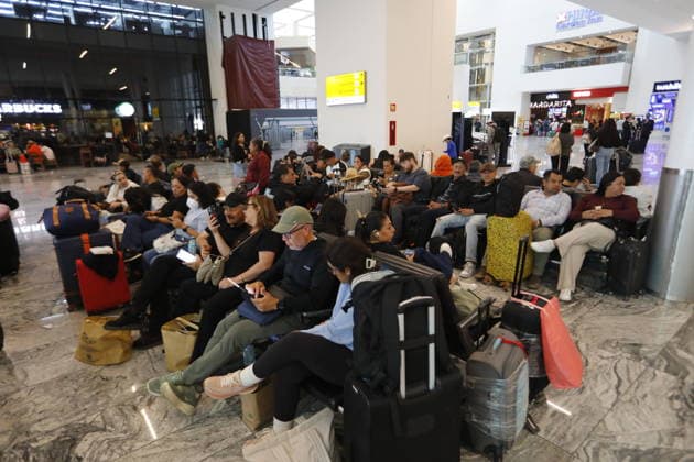Security measures in Jalisco, Mexico amid volatile situation TLAJOMULCO DE ZUNIGA, MEXICO - FEBRUARY 23: Users of the Guadalajara International Airport wait for their departure flights that remain delayed in Tlajomulco de Zuniga, Jalisco, on February 23, 2026. The Jalisco state government urged residents to remain at home, suspended public transportation, and activated a red alert amid threats to public safety following a military operation targeting the Jalisco New Generation Cartel in the town of Tapalpa, about 130 kilometers (80 miles) south of Guadalajara, the capital of Jalisco state. Stringer Anadolu Guadalajara Mexico. Editorial use only. Please get in touch for any other usage.  Copyright: x2026xAnadoluxStringerx