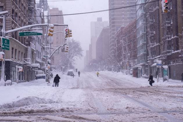 News Themen der Woche KW09 February 23, 2026, New York, New York, USA: New Yorkers venture out into the storm as they are hit with an historic blizzard effecting the Tri-state area. More than 15 inches has been reported in Central Park and up to 28 inches in areas outside of the city. Schools are closed and a travel ban is in effect due to the storm. New York USA - ZUMAp288 20260223_znp_p288_010 Copyright: xSyndixPilarx