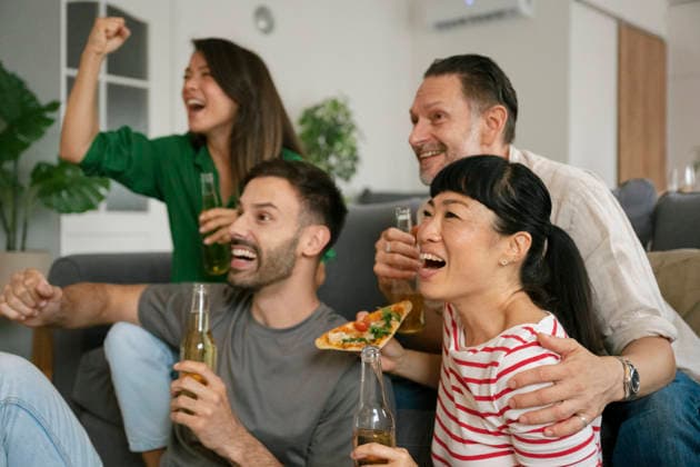 Friends celebrating and watching football at home with pizza and drinks model released, Symbolfoto property released, FLMZF02591