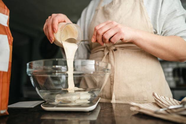 Making sourdough bread dough at home with sustainable zero waste approach model released, Symbolfoto property released, IGEF00700