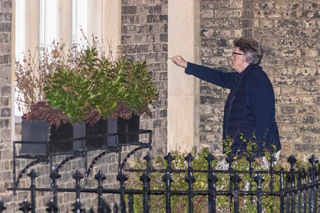 News Themen der Woche KW09 February 24, 2026, London, London, UK: London, UK. Former UK ambassador to the United States, Peter Mandelson, returned to his London home after being detained on suspicion of misconduct in public office, following accusations that he shared confidential government documents with Jeffrey Epstein. London UK  - ZUMAl94_ 20260224_zaf_l94_004 Copyright: xMarcinxNowakx