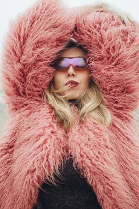 Portrait of fashionable woman in pink fur coat with sunglasses model released, Symbolfoto, MUKF00121