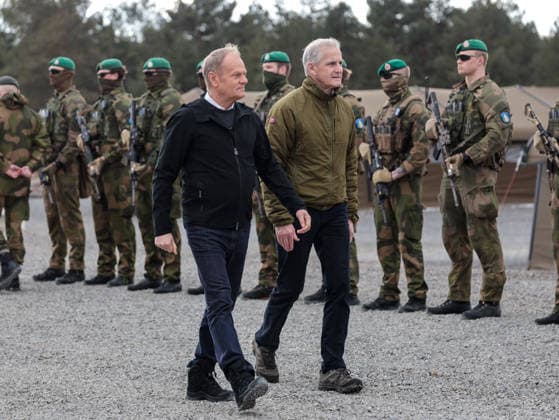 News Themen der Woche KW09 Polish and Norwegian armed forces tightens cooperation in Krakow - 23 Feb 2026 Prime Minister of Poland Donald Tusk and the Prime Minister of Norway Jonasem Gahrem Størem greet Norwegian soldiers in an armed forces training camp to initiate a tight military cooperation. Camp Jomsborg is a new training camp located in Poland and run by Norwegian military forces. Among other responsibilities it will train Ukrainian soldiers. Krakow Poland Copyright: xDominikaxZarzyckax xSOPAxImagesx February_23_2026_tust-14