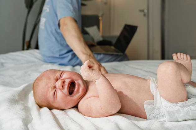 Crying newborn baby with father nearby in bedroom at home model released, Symbolfoto property released, NSTF00596