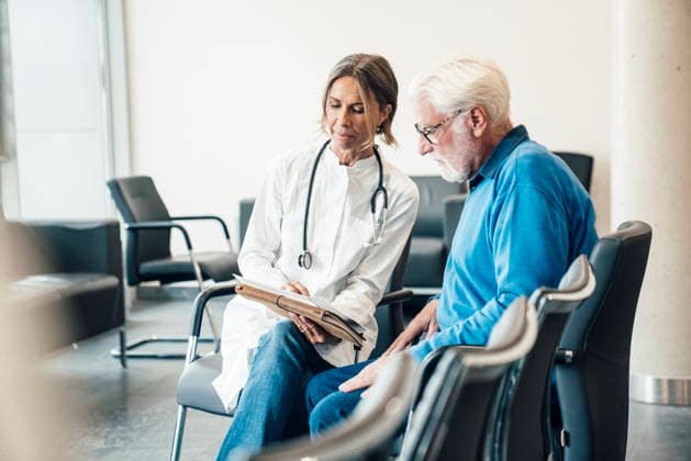 Doctor consulting patient in hospital about digital medicine model released, Symbolfoto property released, RAYF01364