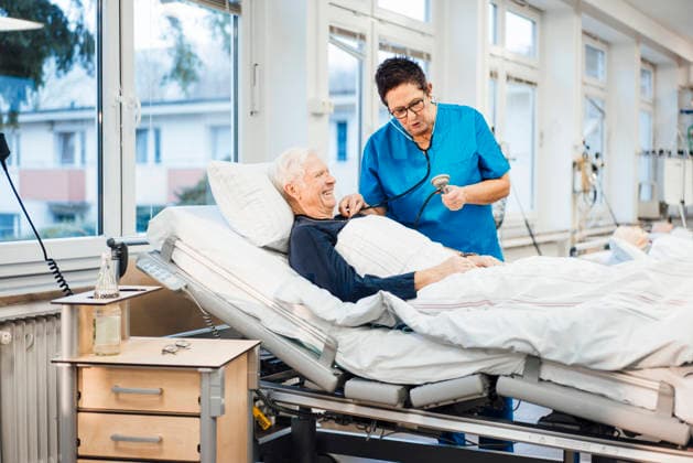 Doctor checking patient in hospital room during medical examination model released, Symbolfoto property released, RAYF01462