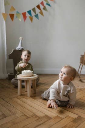 Birthday celebration with cake and children in joyful home setting model released, Symbolfoto, VIVF01752