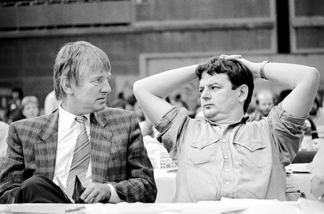 Otto Schily und Joschka Fischer 19870919ad134 Bundesdeligiertenkonferenz Parteitag der Grünen Otto Schily Joschka Fischer Die Grünen 19870919ad134 Hamburg Hamburg Deutschland Germany *** Otto Schily and Joschka Fischer 19870919ad134 Federal Delegates Conference Green Party Conference Otto Schily Joschka Fischer The Greens 19870919ad134 Hamburg Hamburg Germany Germany Copyright: xAchimxDuwentästerx
