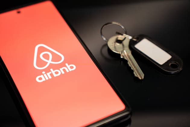 Airbnb Platform Photo Illistrations The Airbnb logo appears on a mobile phone screen next to a key in Athens, Greece, on February 24, 2026. Athens Greece  Copyright: xNikosxPekiaridisx originalFilename: pekiaridis-notitle260224_npS8e.jpg
