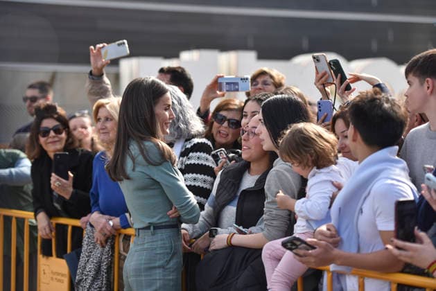 Queen Letizia visits the exhibition of the Ibercaja Foundation Award for Young Painting Queen Letizia greets on her arrival to visit the exhibition of the Ibercaja Foundation Award for Young Painting, at the Villahermosa Palace, on February 24, 2026, in Huesca, Aragon Spain The visit takes place within the framework of the second stage of the Princess of Girona Foundations Talent Tour, a program of the Princess of Girona Foundation that tours different cities in Spain and that, through the organization of different events, programs and activities, aims to inspire, accompany and activate young talent, a program of the Princess of Girona Foundation that travels to different cities in Spain and, through the organization of different events, p Copyright: xVeronicaxLacasax 7318738